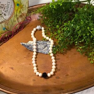 Gorgeous pearl necklace with black accent bead.